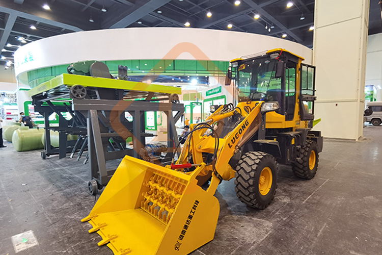 鏟車式多功能翻堆機工作原理